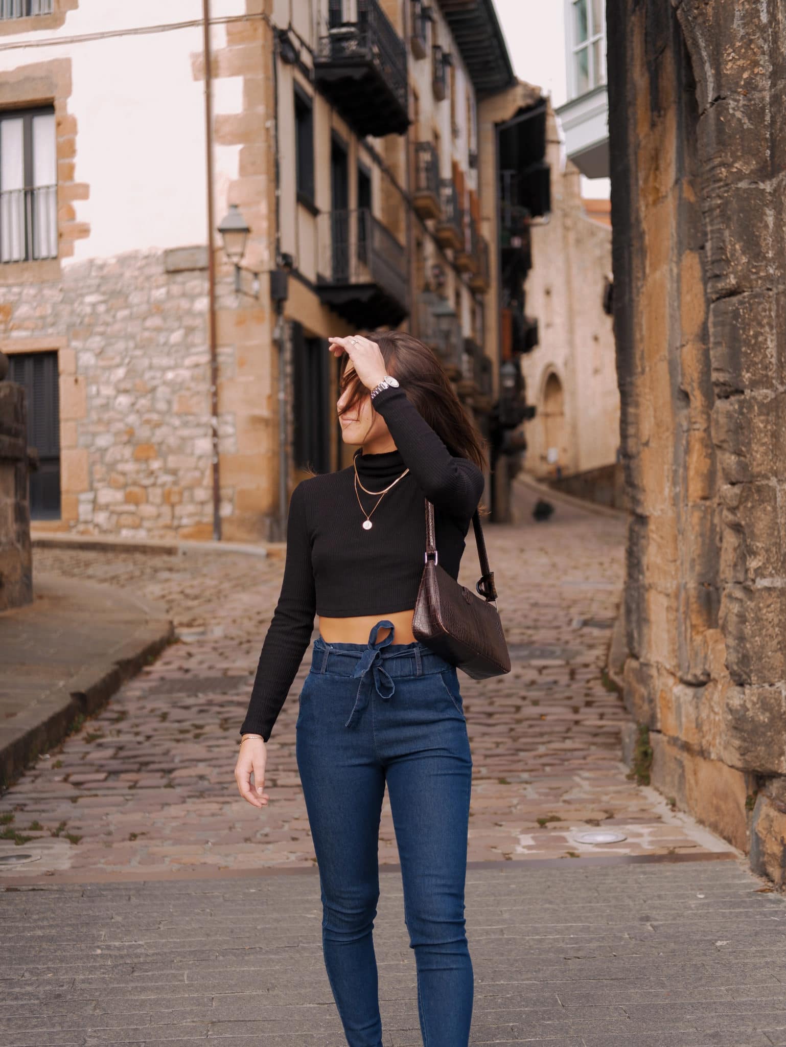 High-waisted raw jeans