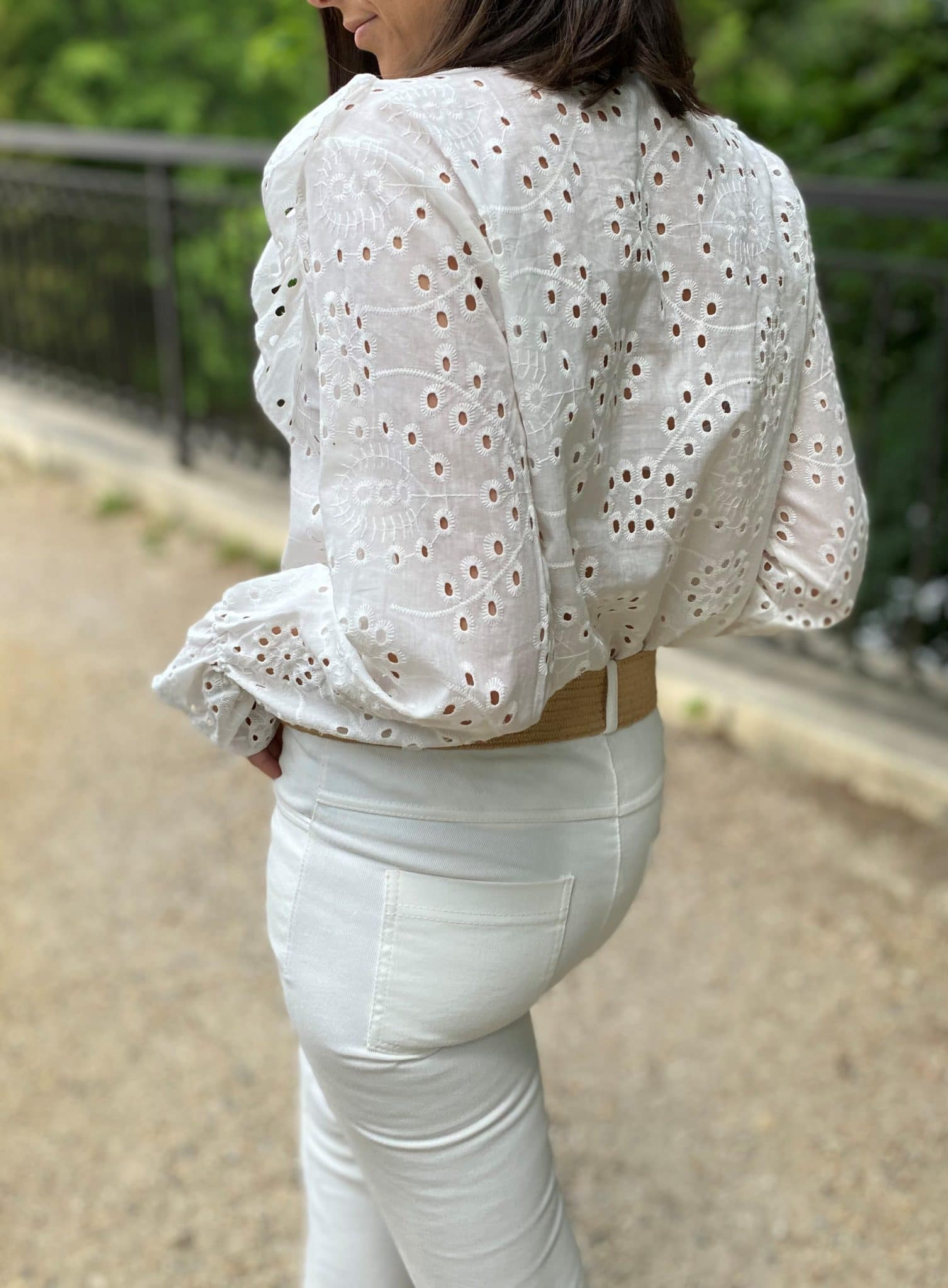 blouse blanche manches longues broderie anglaise volante fermeture boutonnage mannequin brune 6