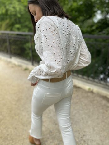 blouse blanche manches longues broderie anglaise volante fermeture boutonnage mannequin brune 5