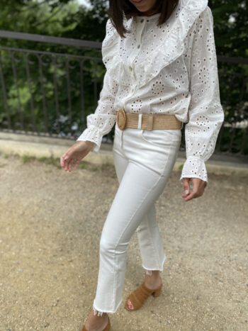blouse blanche manches longues broderie anglaise volante fermeture boutonnage mannequin brune 4