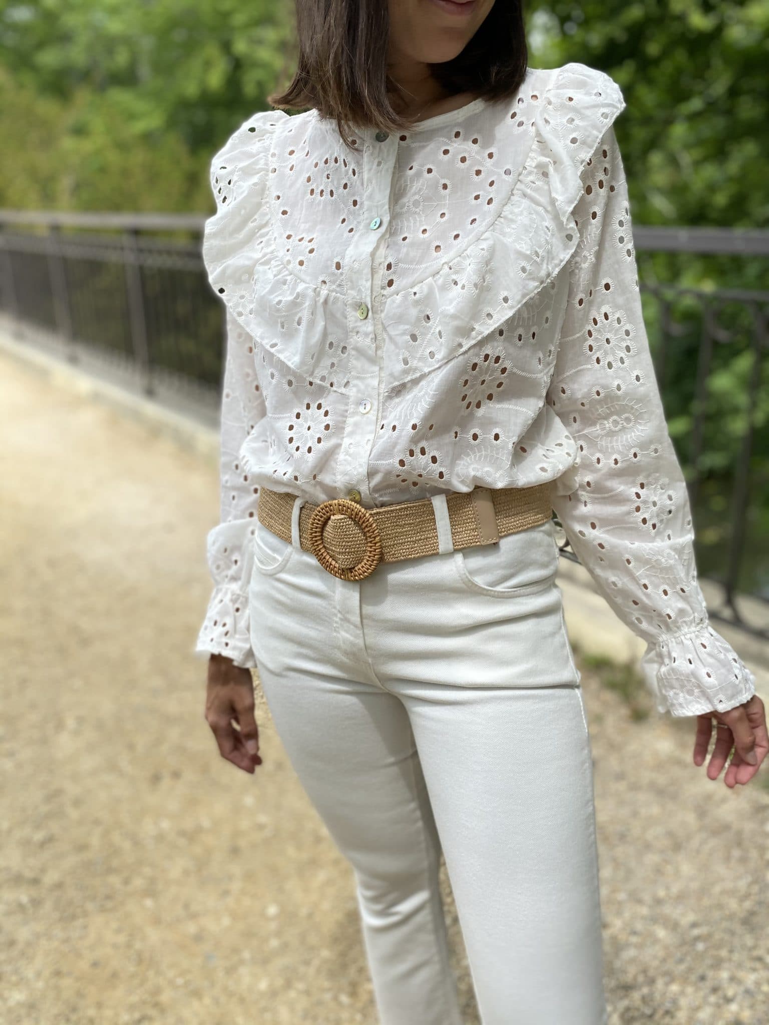 blouse blanche manches longues broderie anglaise volante fermeture boutonnage mannequin brune