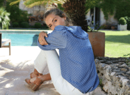 comment rajeunir sa garde-robe ? mannequin blonde assise en bord de piscine avec blouse col claudine bleu jean à pois blancs