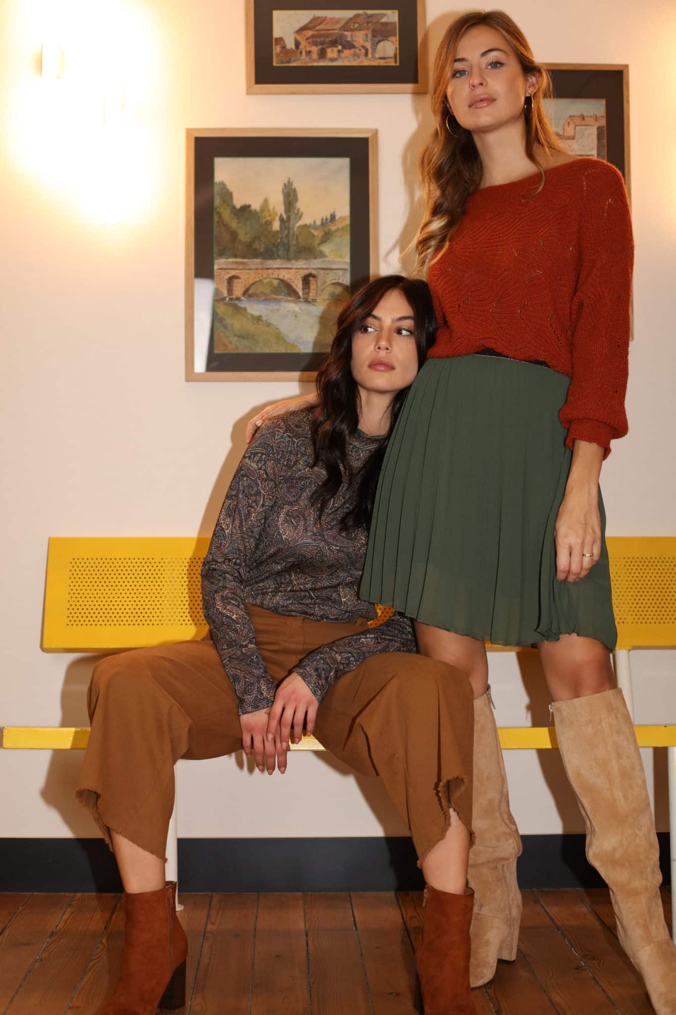 duo de tenue jupe plissé kaki pull en laine orange et pantalon camel top imprimé liberty plein pied