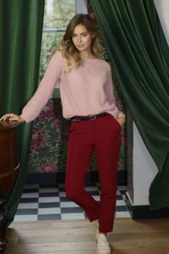 pantalon tailleur taille basse rouge bordeaux avec pull en laine rose pale plein pied