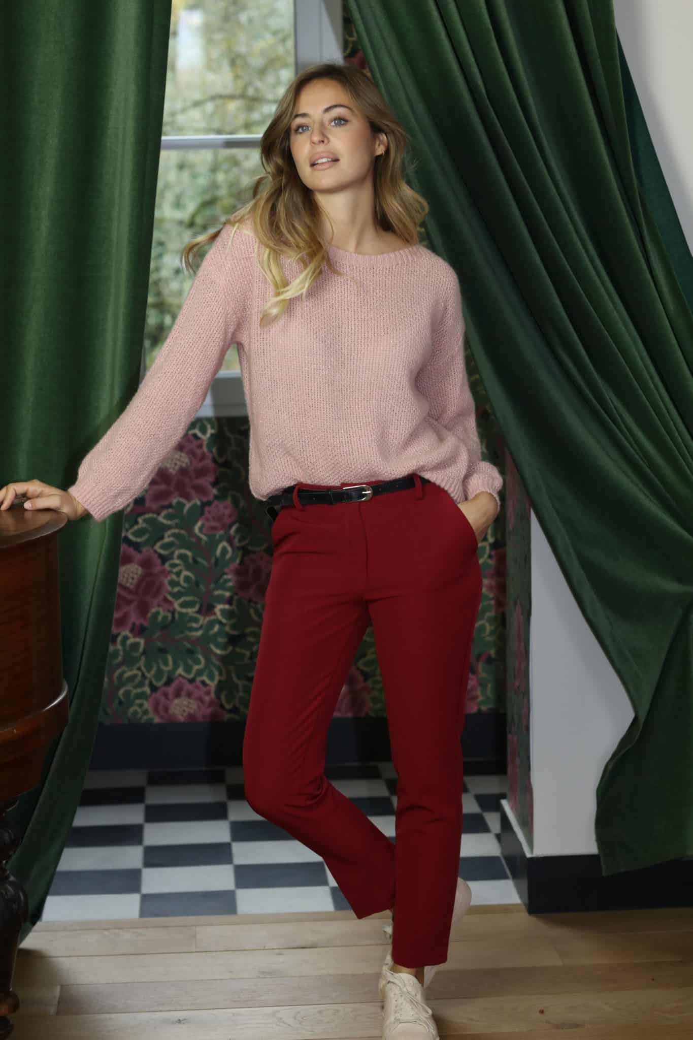 pantalon tailleur taille basse rouge bordeaux avec pull en laine rose pale plein pied 4