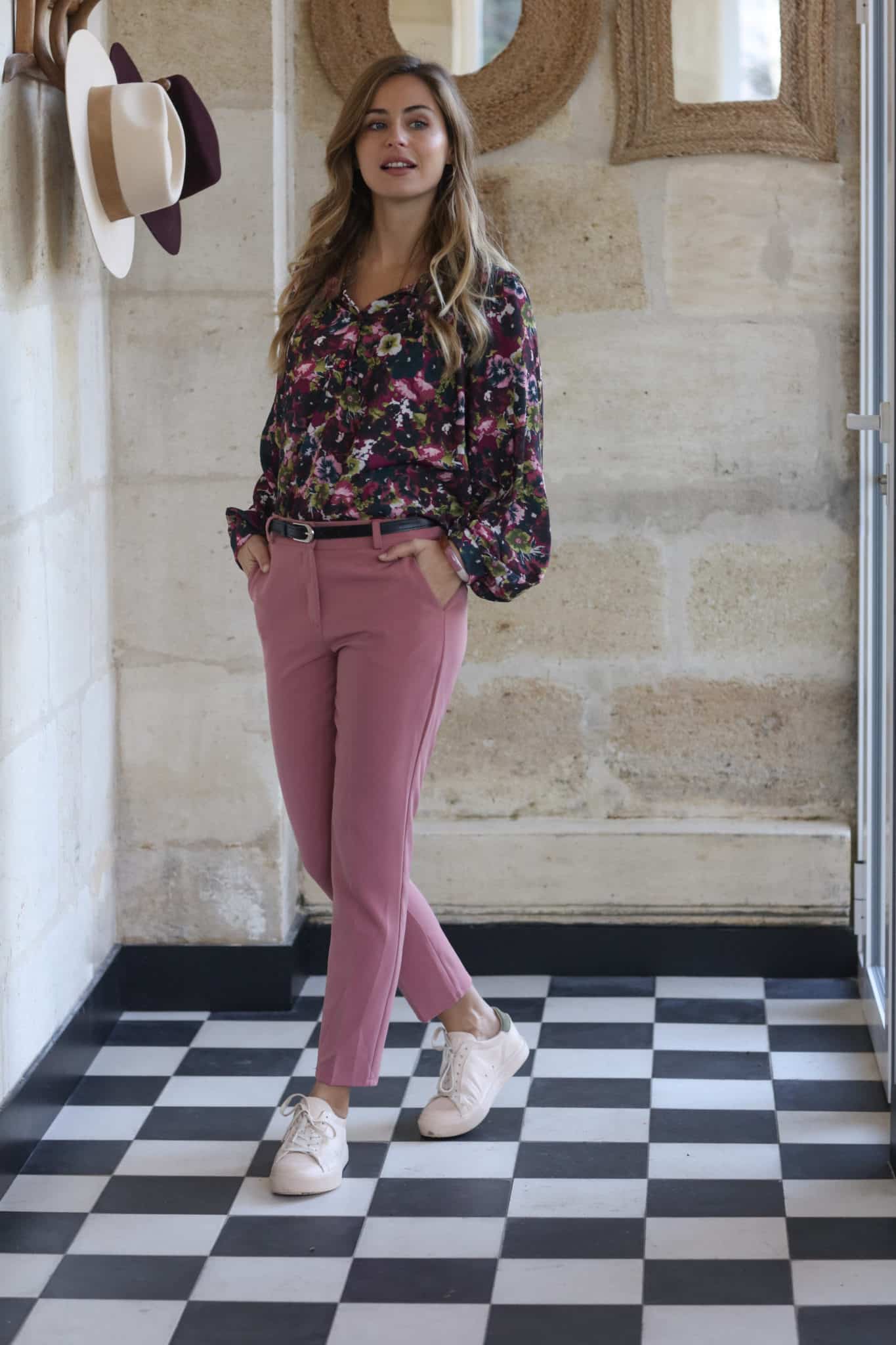 blouse imprimé fleurs aquarelle manches longues col V boutonné sur le milieu devant avec pantalon rose plein pied