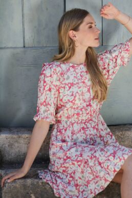 robe imprimé aquarelle fuchsia portée sur mannequin