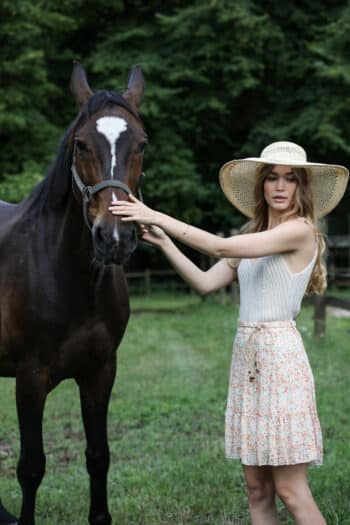 top tricot beige photo avec cheval et mannequin dans un champ