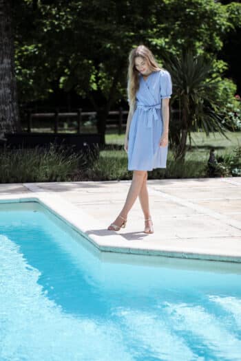 robe cache-coeur imprimé pois bleue shooting au bord de la piscine