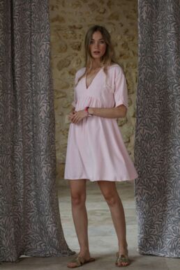 photo shooting mannequin blonde avec robe découpe empire rose pâle