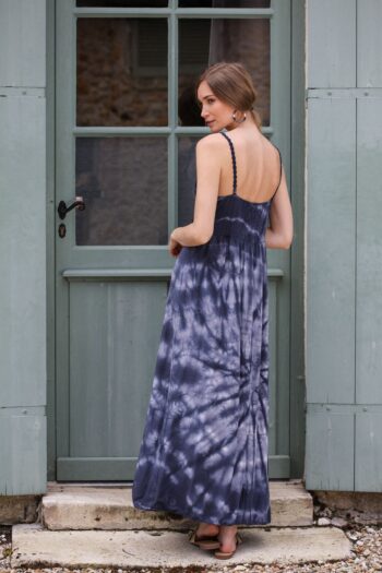Photo shooting blonde model wearing the current dress Long Tie And Die navy blue from the back