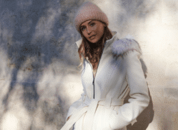 comment être stylée lorsqu'il fait froid ? article de blog modèle portant le manteau écru 3/4 avec ceinture et bonnet rose