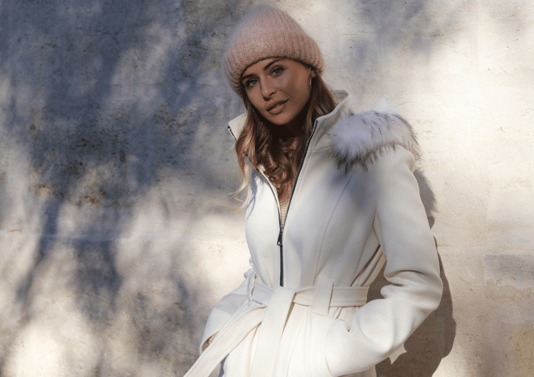 Be stylish when it's cold / comment être stylée lorsqu'il fait froid ? article de blog modèle portant le manteau écru 3/4 avec ceinture et bonnet rose