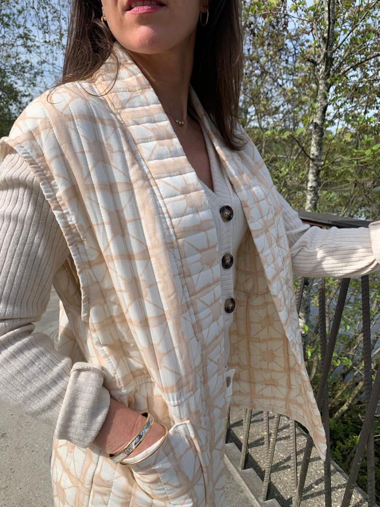 Quilted sleeveless jacket beige pockets plated patterns