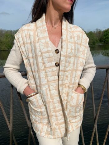 beige sleeveless jacket with patterned patterns and plated pockets