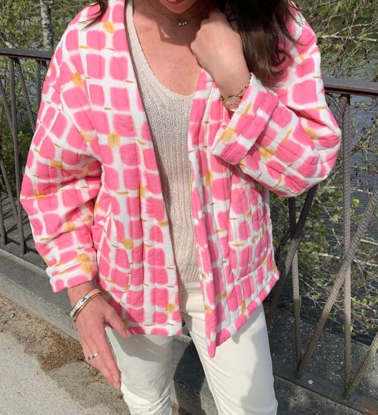 Fluorescent pink quilted jacket printed with long sleeves and plated pockets: how to be connected in prints with current?