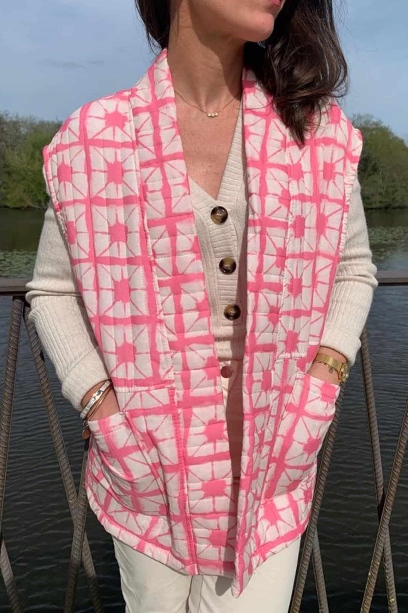 veste matelassée rose sans manches imprimé grzphique tie and dye