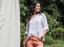 comment porter la chemise oversize ? conseils et astuces photo shooting mannequin brune avec chemise oversize blanche et jean bootcut orange