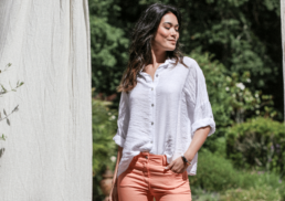 comment porter la chemise oversize ? conseils et astuces photo shooting mannequin brune avec chemise oversize blanche et jean bootcut orange