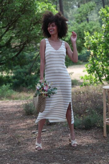White and gold mesh dress without full foot sleeves with straw bag and flowers