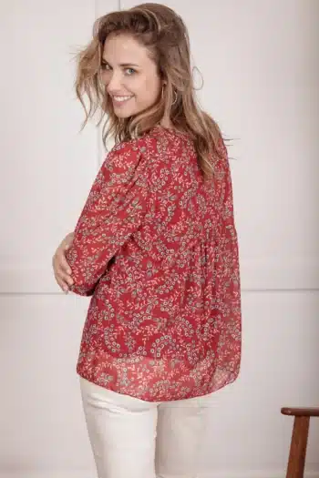 blouse imprimé fleurs rouge de dos