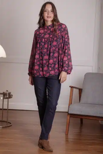 blouse imprimé dahlias cassis et jean