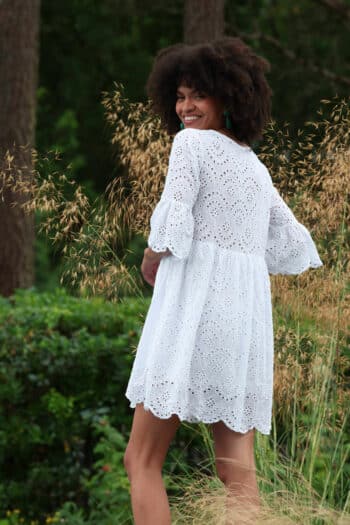 robe femme,robe broderie anglaise,robe blanche,robe blanche femme,robe ajourée femme,robe mode femme,robe grande taille,robe large femme,robe droite pour femme