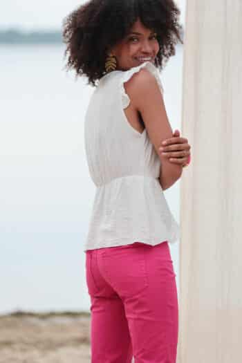 blouse manches courtes volantées taille élastiquée pantalon slim rose fuchsia profil